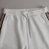 Carla - Conjunto Deportivo Retro con Cinturón en Color Gris y Blanco con Media Cierre y Pantalones Anchos