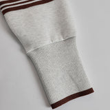 Carla - Conjunto Deportivo Retro con Cinturón en Color Gris y Blanco con Media Cierre y Pantalones Anchos