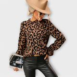 Kayla – Blusa de Leopardo con Cuello Plisado