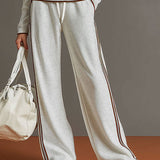 Carla - Conjunto Deportivo Retro con Cinturón en Color Gris-Blanco con Media Cierre y Pantalones Anchos