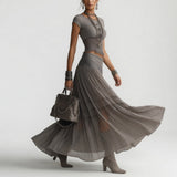 Griseline — Elegantes, ätherisches graues Kleid aus fließendem Material