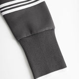 Carla - Conjunto Deportivo Retro con Cinturón en Color Gris-Blanco con Media Cierre y Pantalones Anchos