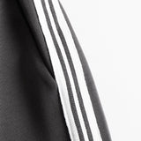Carla - Conjunto Deportivo Retro con Cinturón en Color Gris-Blanco con Cierre Semi-Vertical y Pantalones Anchos