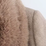 Elara | elegantan dugi kaput sa mekom krznenom kragnom