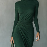 Lenora - Asimetrična midi haljina sa nabranim detaljima i visokim okovratnikom u tamnozelenoj boji