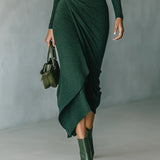 Lenora - Asimetrična midi haljina sa nabranim detaljima i visokim okovratnikom u tamnozelenoj boji