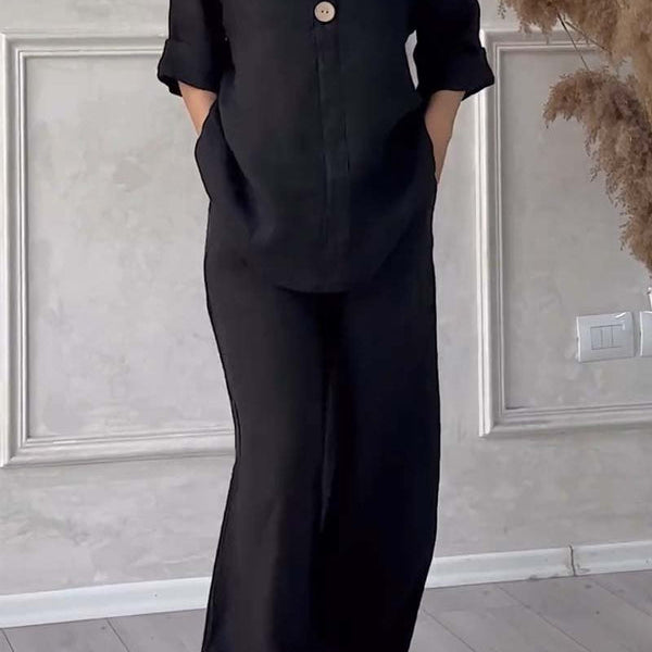 Dvodijelni set od pamuka i lana, ukrašen ležernim dugmadima